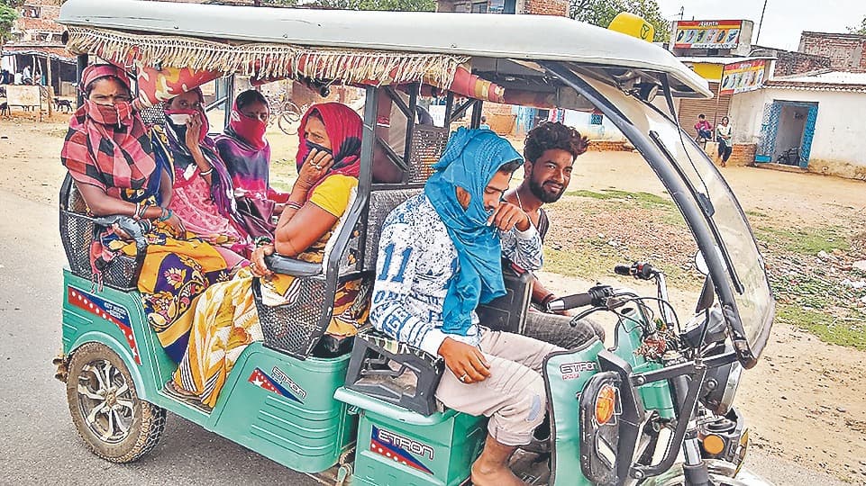 अनलॉक 1.0 : छूट मिलते ही भूल गये सोशल डिस्टेंसिंग, इटखोरी में बरत रहे भारी लापरवाही