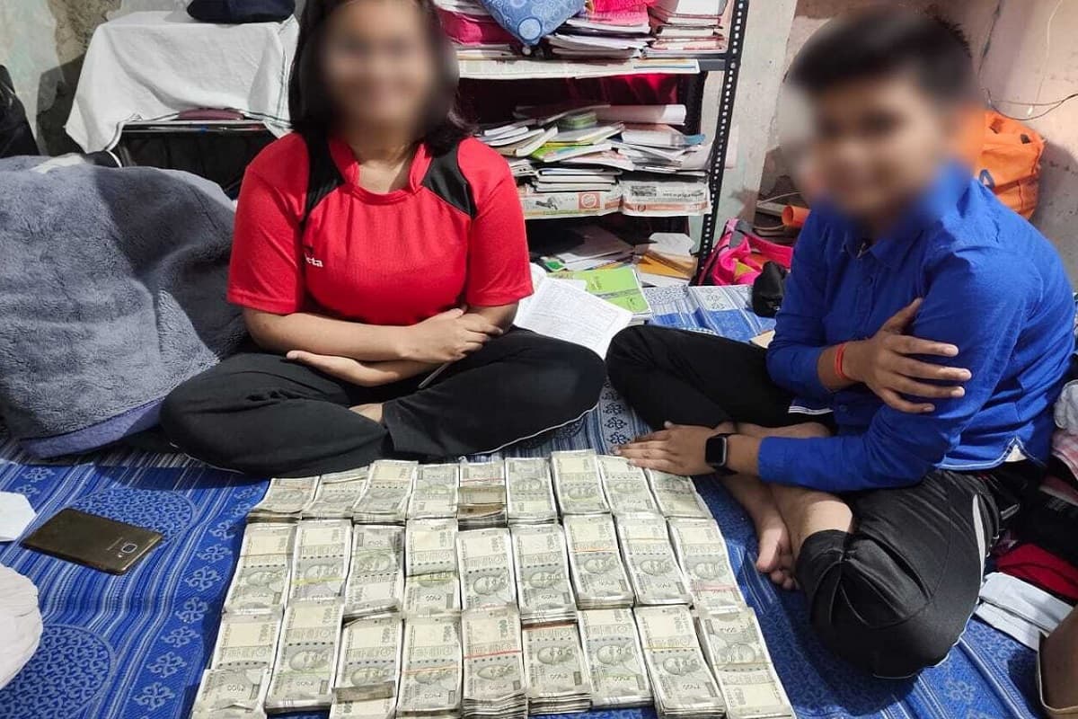 उन्नाव में नोटों की गड्डियों से खेल रहे थानेदार के बच्चे, फोटो वायरल हुआ तो एसपी ने लिया एक्शन