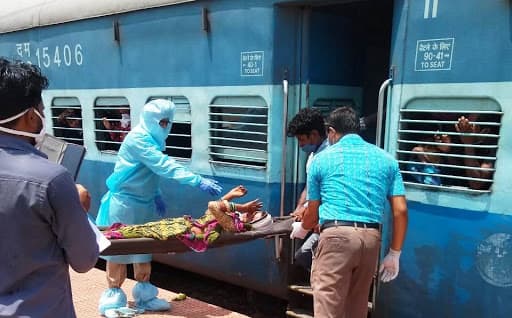 ओडिशा में श्रमिक विशेष ट्रेन में महिला ने दिया बच्चे को जन्म
