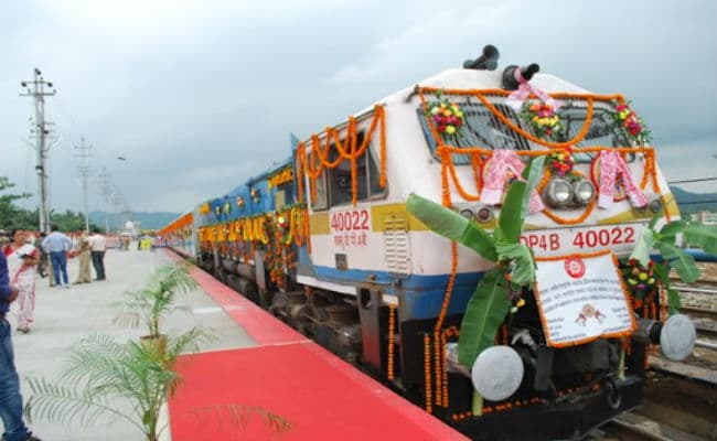 राधिकापुर-हावड़ा एक्सप्रेस को रेल राज्य मंत्री ने दिखायी झंडी