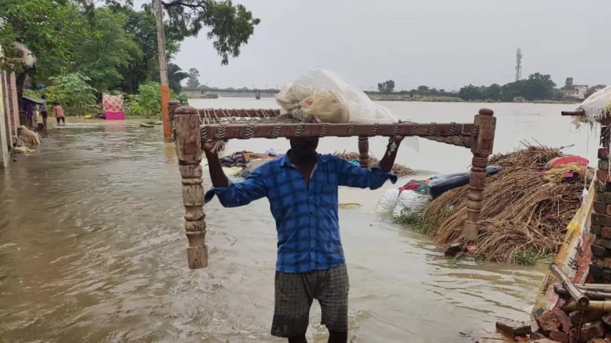 UP Weather Update: यूपी में अगले चौबीस घंटे में भारी बारिश के आसार, नदियों का रौद्र रूप देखकर लोग सहमे