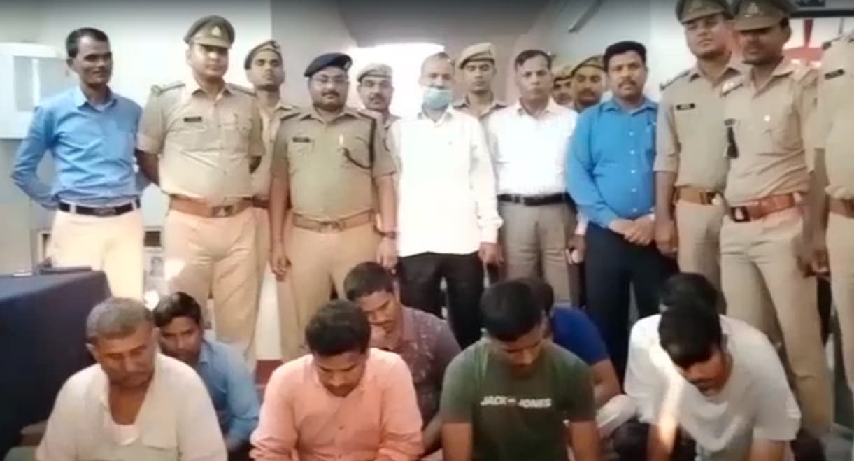 UP Board Exam 2022: प्रधान के घर धड़ल्ले से लिखी जा रही थीं कॉपियां, ऐसे हुआ नकल माफियाओं का भंडाफोड़