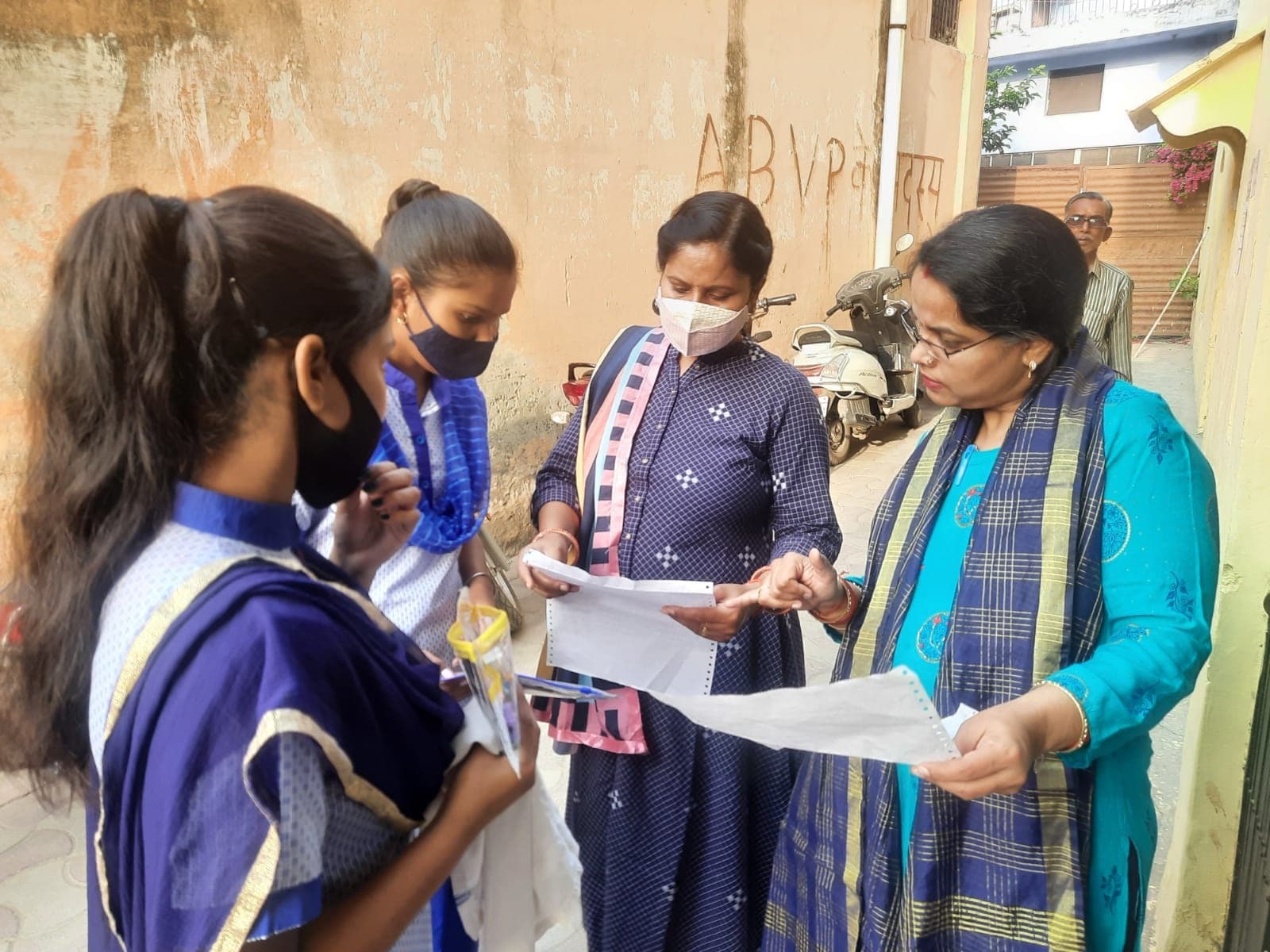 यूपी बोर्ड परीक्षा की प्रथम पाली में कई परीक्षार्थी रहे अनुपस्थित, शांतिपूर्ण माहौल में परीक्षा संपन्न