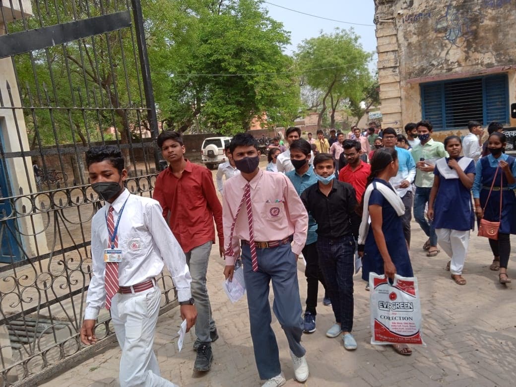UP Board Exam 2022: बोर्ड परीक्षा के आठवें दिन 2508 छात्रों ने छोड़ी परीक्षा, नकल माफियाओं पर पैनी नजर