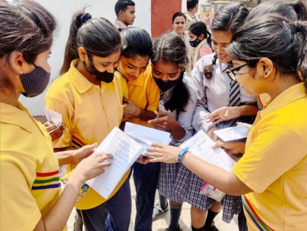 यूपी बोर्ड परीक्षा देने वाले छात्र-छात्राओं के चेहरे पर झलक रही थी खुशी, पेपर देने के बाद ये कहा...