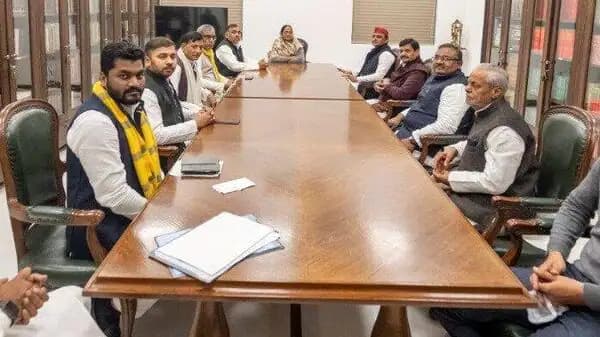 UP Chunav 2022: चुनाव से पहले अखिलेश यादव का फोटो गेम, सपा प्रमुख की तस्वीर पर लगने लगे सियासी दांव-पेंच