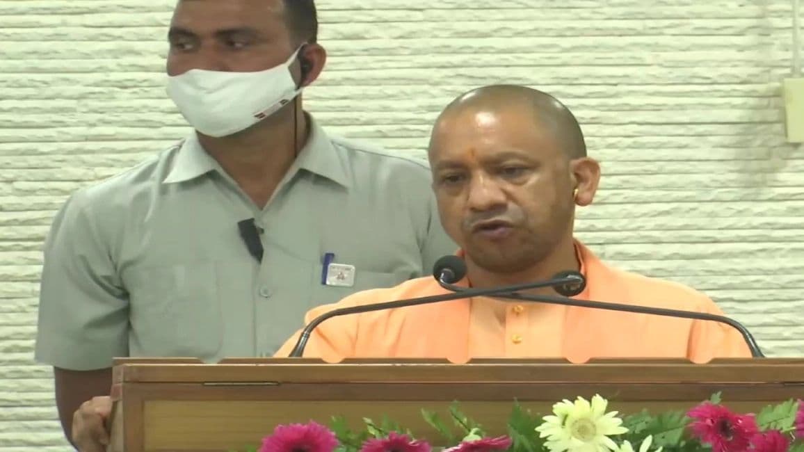 सीएम योगी ने नव चयनित सहायक इंजीनियरों को बांटा नियुक्ति पत्र, बोले- हमारे ऊपर कोई उंगली नहीं उठा सकता