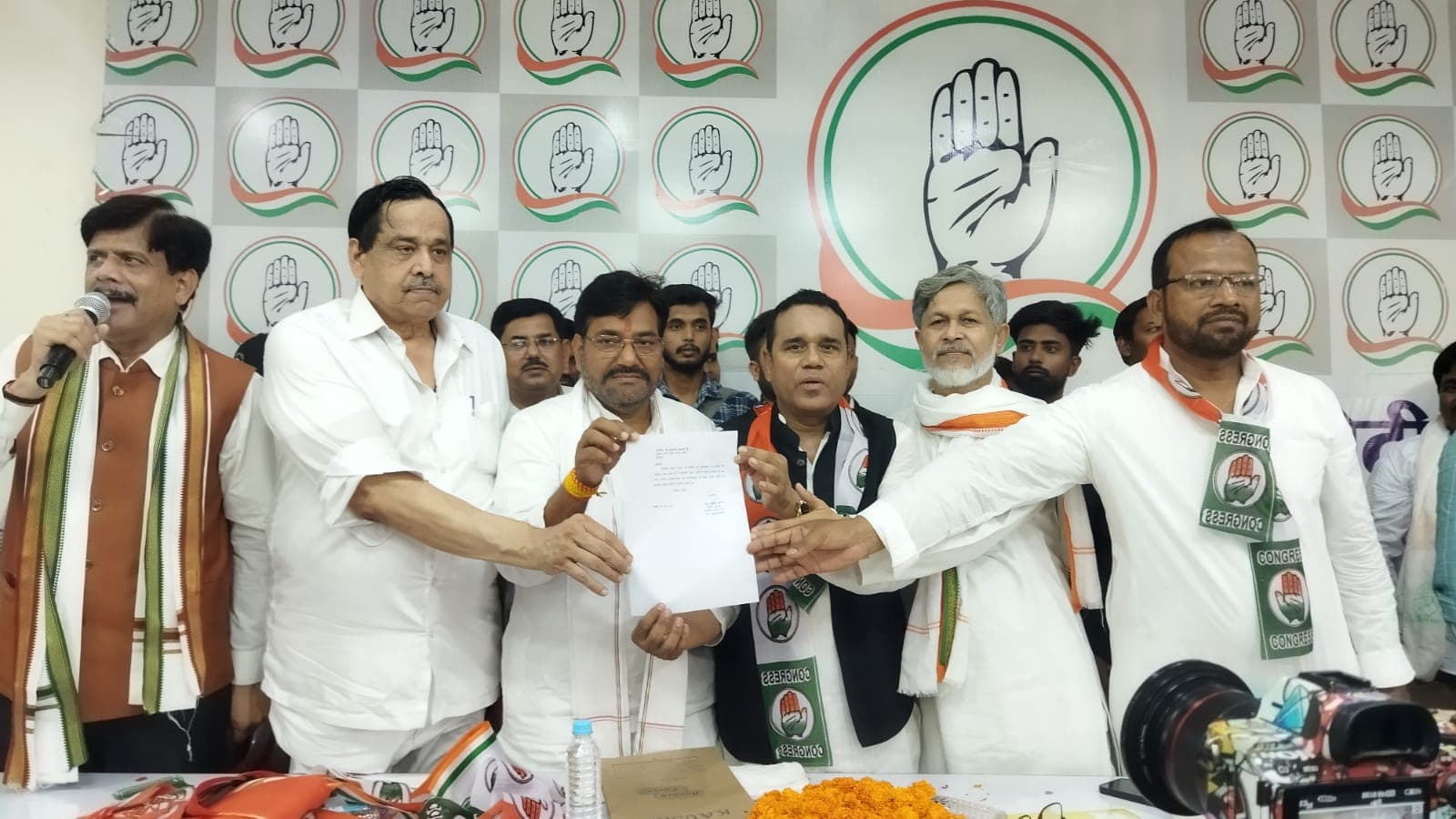 UP News: कांग्रेस में नागरिक एकता पार्टी का  विलय, राहुल गांधी और पार्टी की नीतियों में जतायी आस्था