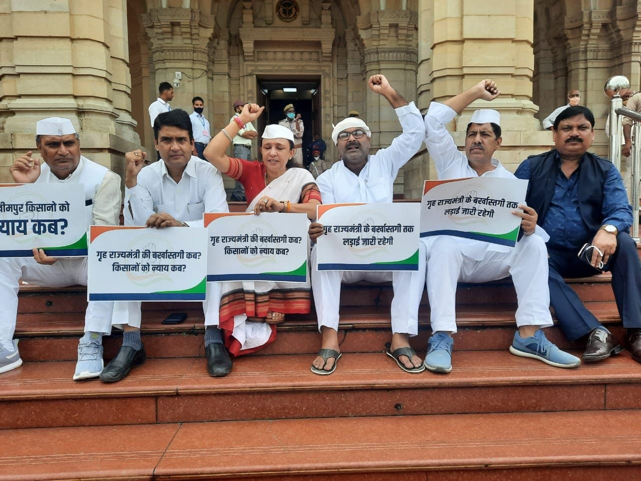 Lucknow News: लखीमपुर खीरी कांड के विरोध में कांग्रेस विधायकों का विधानसभा के बाहर धरना