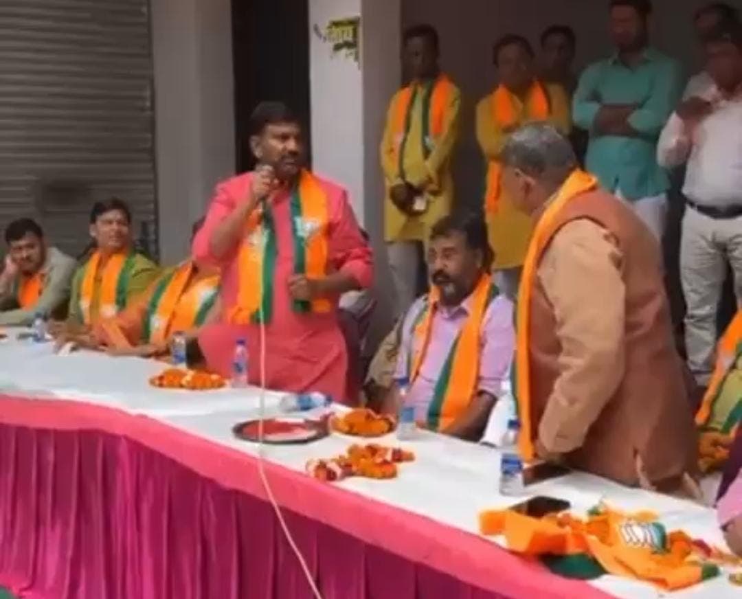 मंच पर पूर्व MLA जितेंद्र वर्मा ने गलती से वर्तमान विधायक को बोल दिया पूर्व, जानिए फिर क्या हुआ