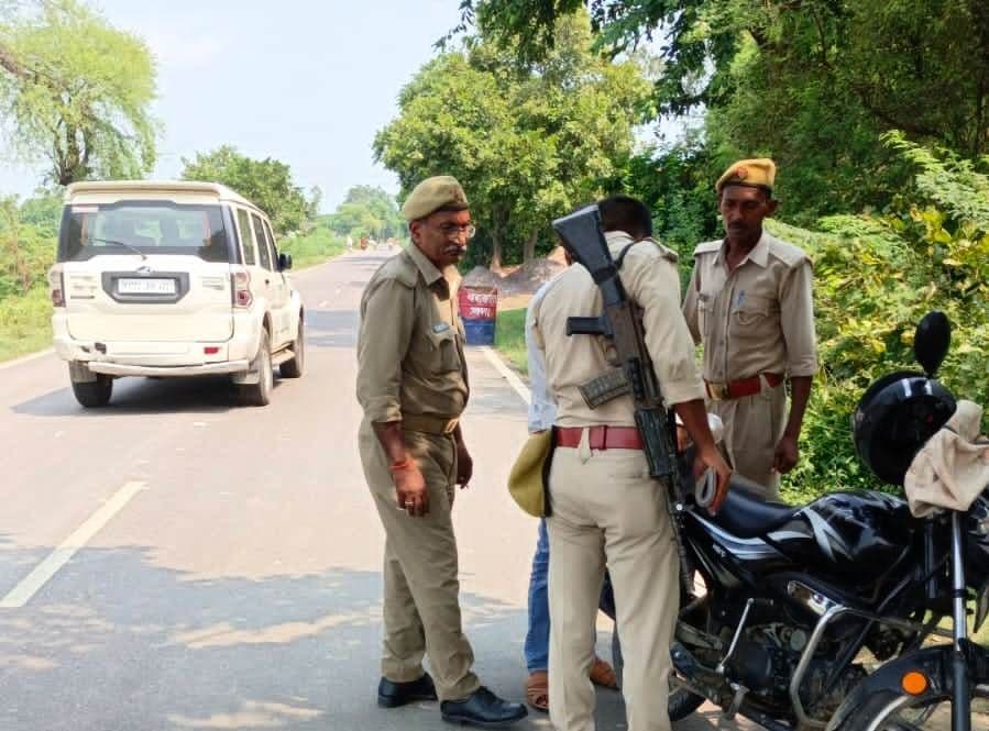 UP News: मॉर्निंग वॉक पर घूम रहे थे दो SDM, बदमाशों ने सामने से तान दी पिस्टल, हड़कंप