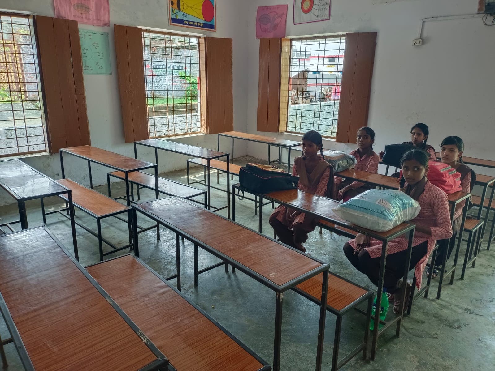 UP School Reopen: परिषदीय स्कूलों में पहले दिन कम रही बच्चों की उपस्थिति, बारिश के साथ सामने आई ये वजह