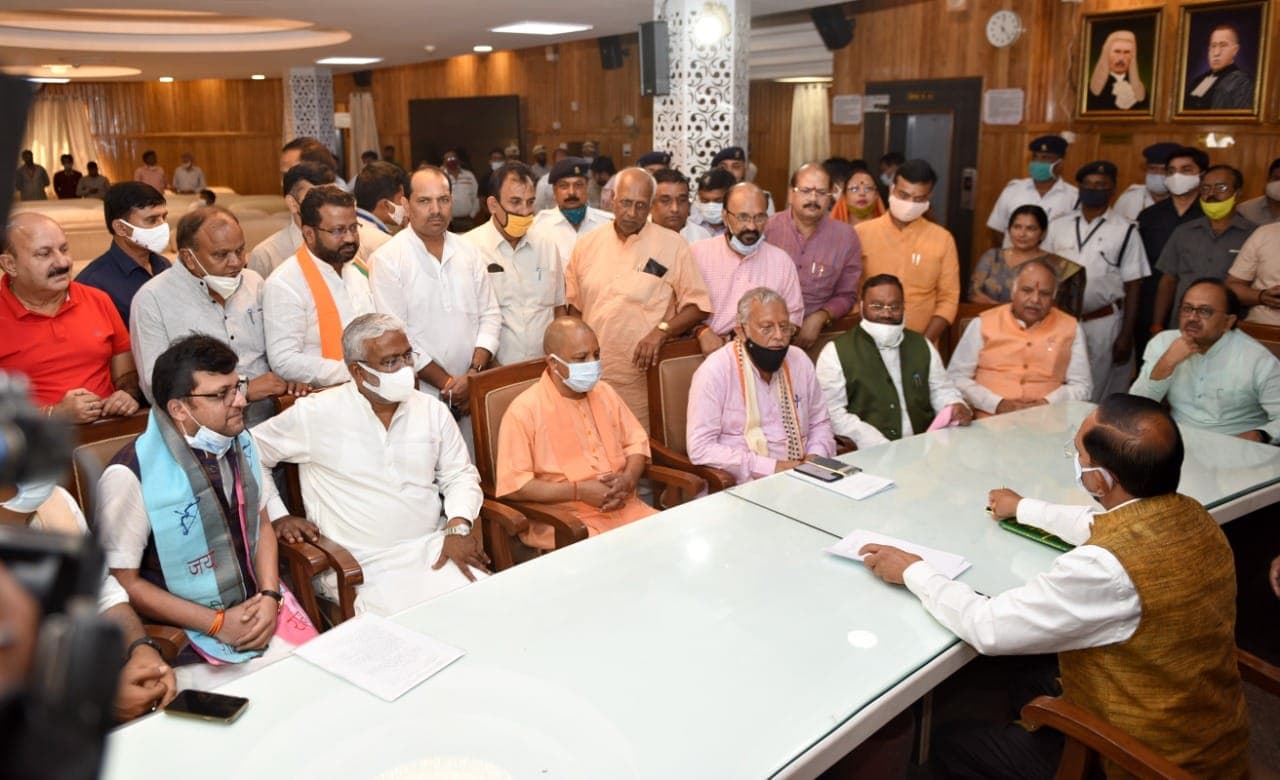 UP: डिप्टी स्पीकर के चुनाव में BJP को सता रही क्रॉस वोटिंग की चिंता? सपा को पटखनी देने के लिए जारी किया व्हिप