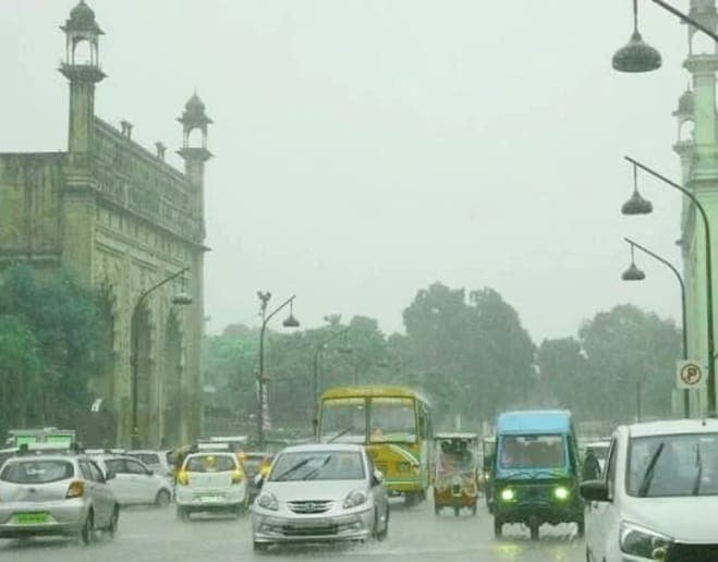 Lucknow News: अगर आपके इलाके में भी जलभराव है तो यहां करें शिकायत, नगर निगम ने जारी किया हेल्पलाइन नंबर