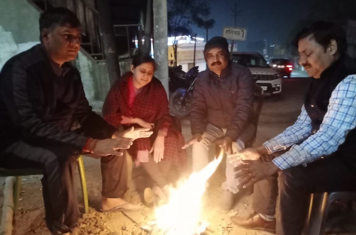 UP Weather Alert: न्यू ईयर से पहले ठंड से राहत नहीं, यूपी के कई जिलों में शीतलहरी का खतरा!
