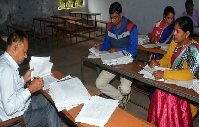 UP Board की परीक्षाओं की उत्तर पुस्तिकाओं का मूल्यांकन पांच मई से