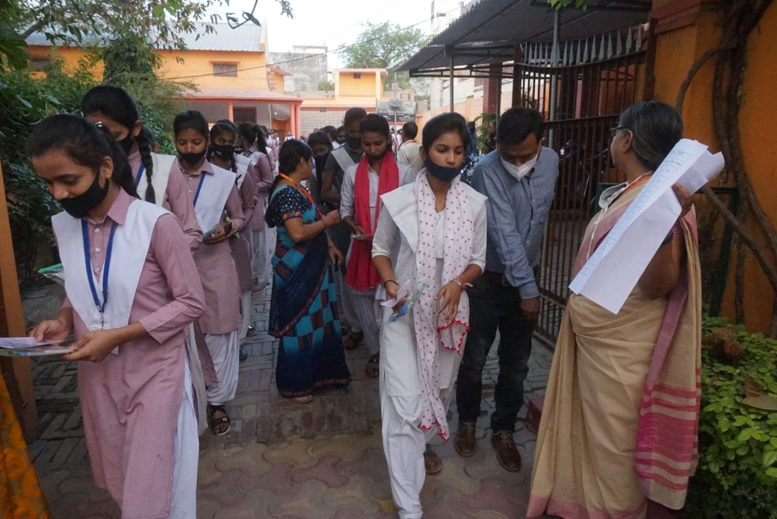 UP Board Exam: यूपी बोर्ड पेपर लीक मामले में सख्त हुई योगी सरकार, अब तक कुल 22 लोग हुए गिरफ्तार