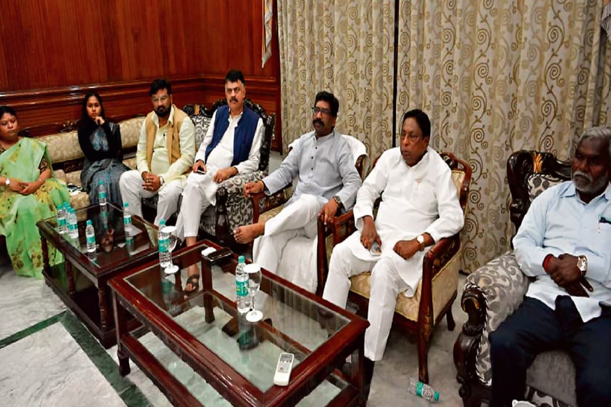 झारखंड का राजनीतिक पारा बढ़ा, CM हेमंत सोरेन आज नहीं जाएंगे ईडी ऑफिस, बोले- मैं घबराने वाला नहीं झारखंड का राजनीतिक पारा बढ़ा, CM हेमंत सोरेन आज नहीं जाएंगे ईडी ऑफिस, बोले- मैं घबराने वाला नहीं