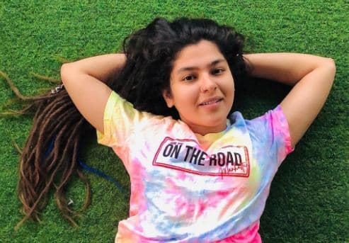 Taarak Mehta Ka Ooltah Chashmah की 'सोनू' ने घास पर लेटकर दिए पोज, टॉप और शार्ट्स में दिखी बेहद स्टनिंग