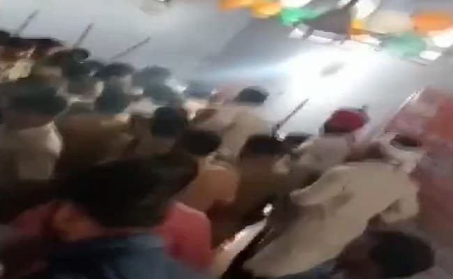 प्रतापगढ़ सांसद संगमलाल गुप्ता की पिटाई मामला: कांग्रेस नेता प्रमोद तिवारी समेत 27 नामजद, 50 अज्ञात पर FIR