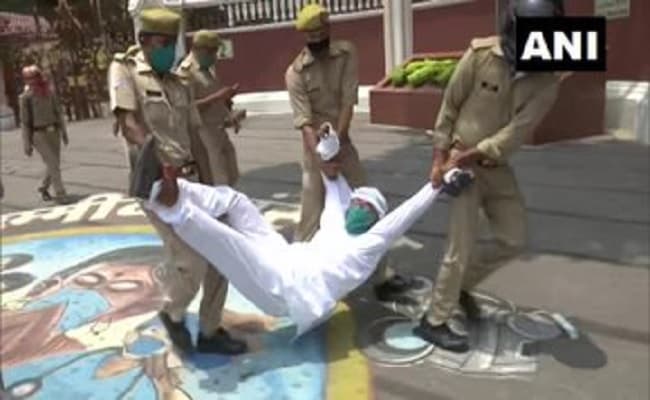 UP News : राजभवन के सामने प्रदर्शन कर रहे प्रदेश कांग्रेस अध्यक्ष, सांसद पीएल पुनिया समेत कई नेता गिरफ्तार