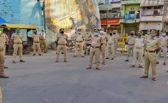 Lockdown in UP : लखनऊ के सबसे बड़े हॉटस्पॉट में 'लॉकडाउन' तोड़ कर जुटे युवकों का पुलिस टीम पर हमला, सिपाही घायल