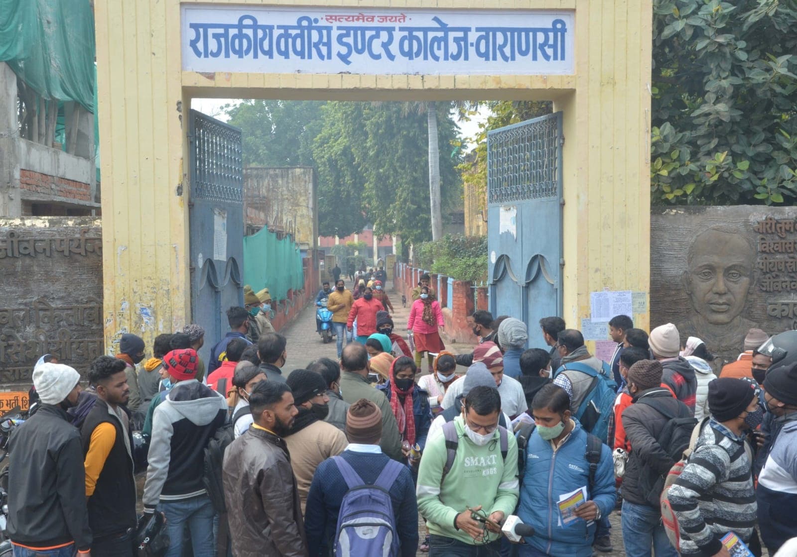 UPTET Exam: वाराणसी में कई परीक्षार्थियों की छूटी परीक्षा, मिन्नतें मांगने के बाद भी नहीं मिला प्रवेश