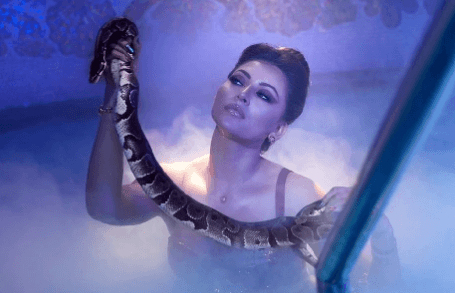 चर्चा में उर्वशी रौतेला का ये फोटोशूट, हाथ में सांप को लिए पूल में दिए एक्ट्रेस ने ऐसे पोज