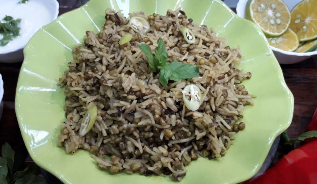 Makar Sankranti Khichdi Recipe: मकर संक्रांति पर खिचड़ी क्यों खाई जाती है? चावल और उड़द दाल वाली खिचड़ी बनाने की पूरी विधि सीखिए