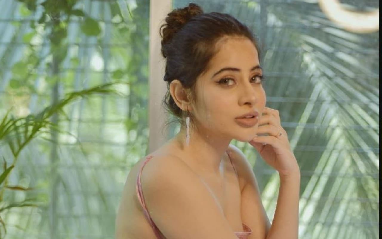 गजब ये क्या हुआ उर्फी जावेद को...Beach पर बिकिनी की जगह पहन लिया सलवार सूट, फैंस बोले- आज सूरज किधर से...