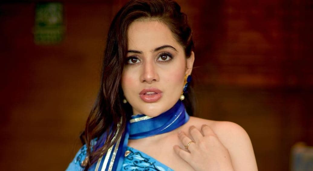 Urfi Javed का ऑफ शोल्डर ड्रेस देख फैंस का चकराया सिर, कहा- रस्सी खुल गई तो...