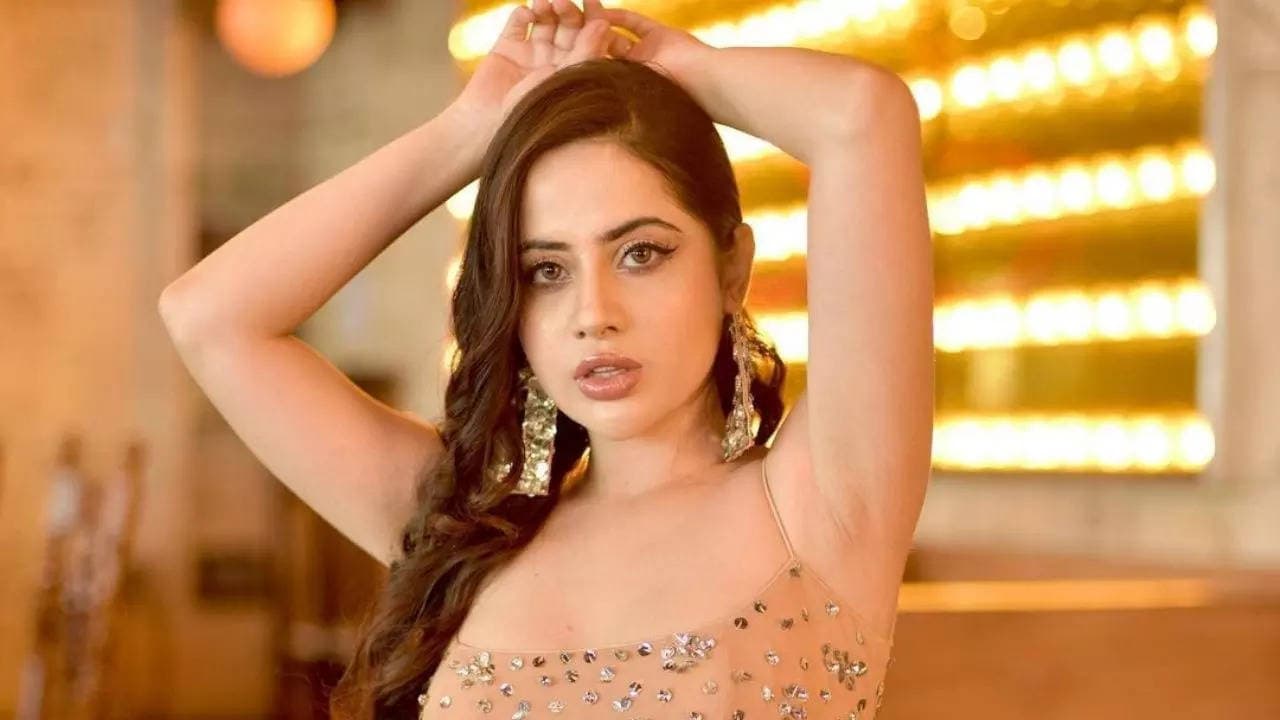 उर्फी जावेद ने बिना ब्लाउज के पहनी साड़ी, बोल्ड अदाओं ने उड़ाए फैंस के होश, वीडियो ने इंटरनेट पर लगाई आग