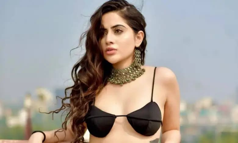 उर्फी जावेद से एयरपोर्ट पर एक फैन ने की सेल्फी की डिमांड, एक्ट्रेस का जवाब सुनकर आपके होश उड़ जाएंगे !