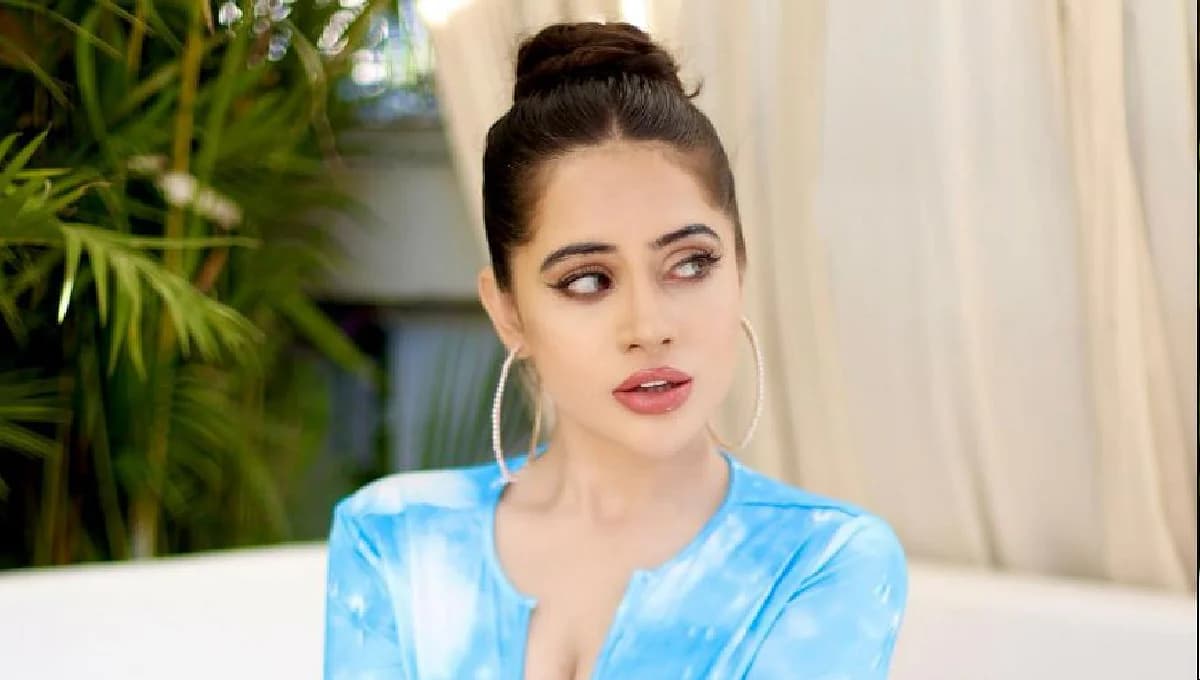 Urfi Javed ने कमर पर बांधने वाली बेल्ट के साथ किया नया एक्सपेरिमेंट, यूजर्स बोले-ये तो रणवीर सिंह से...