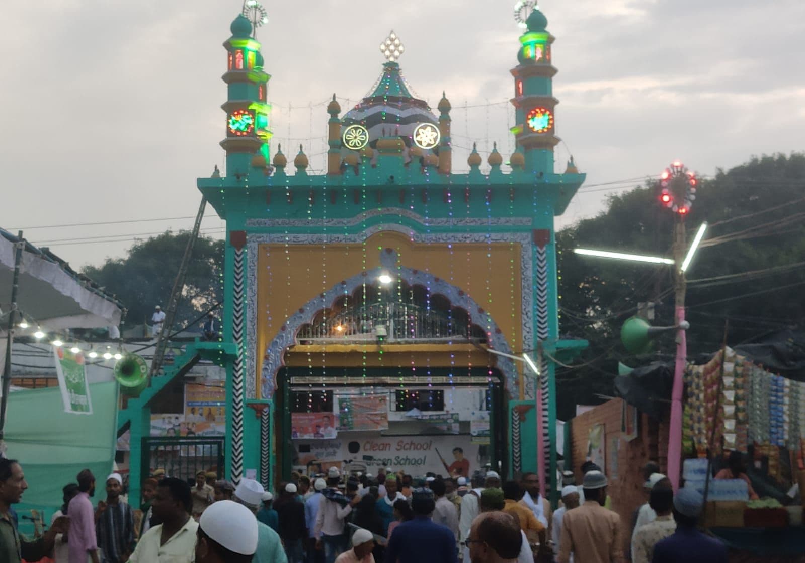 Urs-E-Rajvi: बरेली में लहराया रजवी परचम, उर्स-ए-रजवी में अजमेर के संदल और गुलाब जल से दरगाह का हुआ गुस्ल