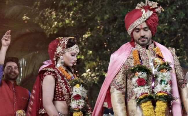 अभिनेत्री उर्वशी रौतेला ने शेयर की साड़ी में खूबसूरत तसवीर, फैंस बोले- हर मोड़ पर...