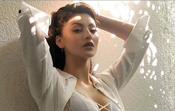 उर्वशी ढोलकिया की पूल साइड तसवीरों ने मचाया गदर, फैंस बोले- कहर ढा रही हैं...