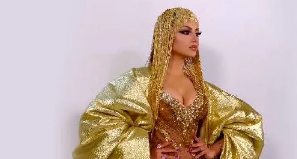 चर्चा में उर्वशी रौतेला का 40 करोड़ का गाउन, हाई स्लिट ड्रेस में एक्ट्रेस ने फैशन वीक में चलाया अपना जादू