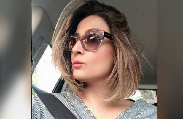 Urvashi Rautela की पूल साउड फोटो देख फैंस हुए क्रेजी, बोले- दिल चुरा लिया...