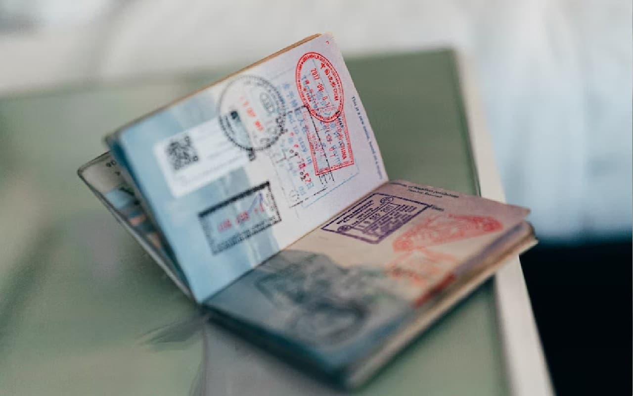 US VISA: कट्टर दुश्मन चीन को 2 दिन में वीजा देता है अमेरिका, भारतीयों को करना पड़ता है दो साल का इंतजार