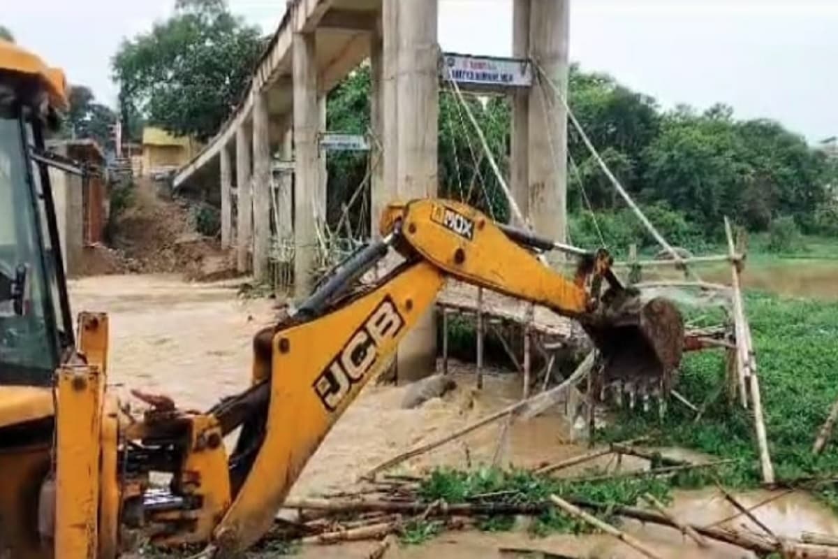 गिरिडीह में दो युवकों के डूबने के बाद उसरी नदी पर बने बांस के पुल को किया गया धवस्त, आवागमन निषेध