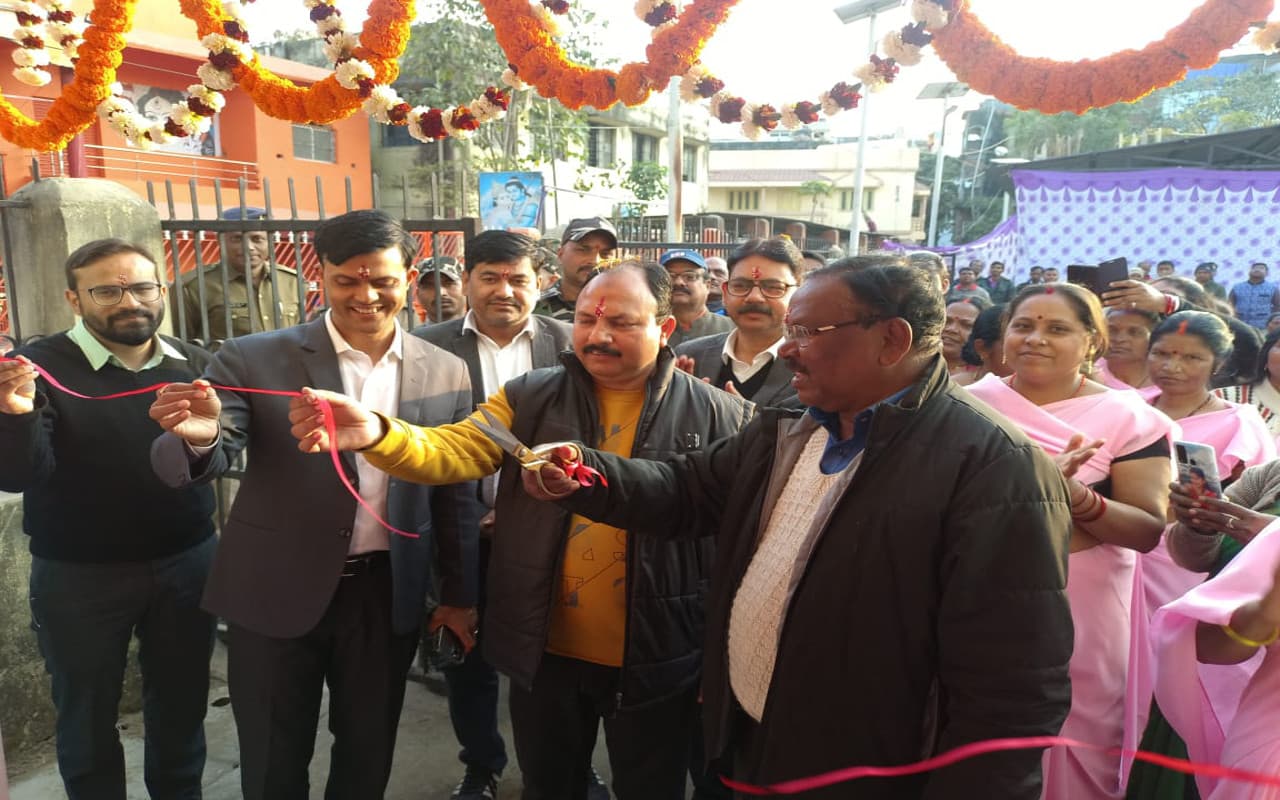 Jharkhand News: एक रुपया में स्टील का बर्तन सेट चाहिए तो आइए गुमला, झारखंड का पहला 'बर्तन बैंक' खुला