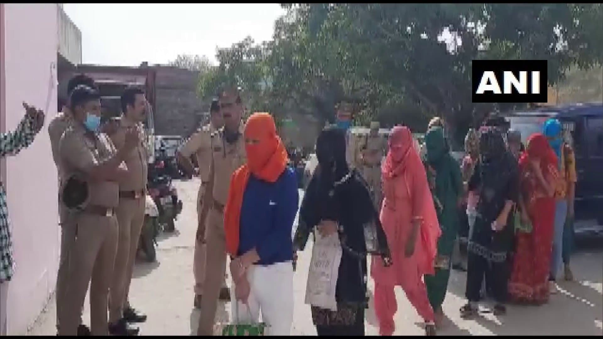 Gorakhpur: महिला ने बीच सड़क पर खड़ी कार में लगाई आग, CCTV में कैद हुई पूरी घटना