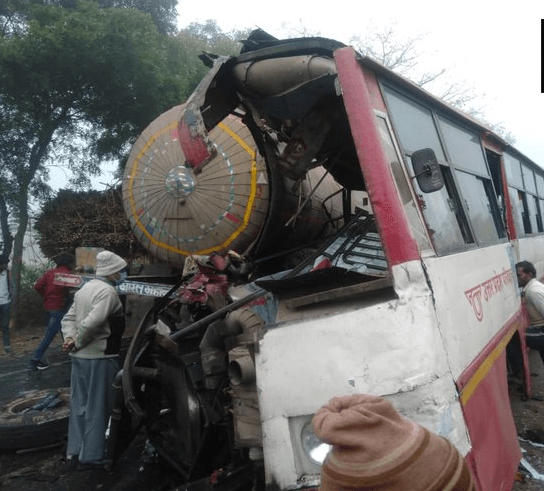 Uttar Pradesh News: UP में कोहरे के कारण कंटेनर और रोडवेज बस में आमने-सामने भिड़ंत, 7 की मौत, रेस्क्यू ऑपरेशन जारी