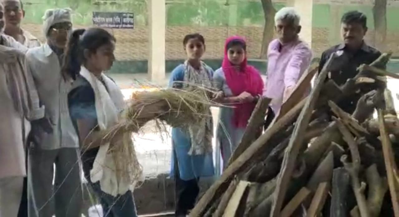 अलीगढ़ः बेटे का धर्म निभा कर बेटी ने पिता की अर्थी को कंधा देकर दी मुखाग्नि, रो पड़े लोग