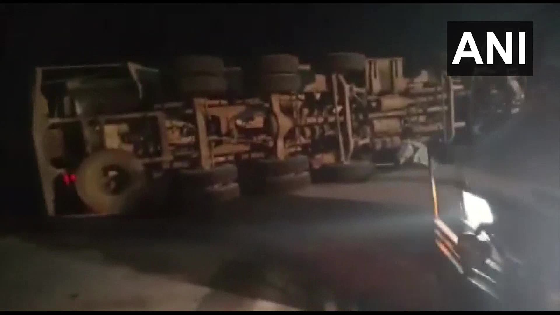 Mathura Accident : यमुना एक्‍सप्रेस वे पर टैंकर-कार में भीषण टक्‍कर, दो महिलाओं समेत 7 की मौत