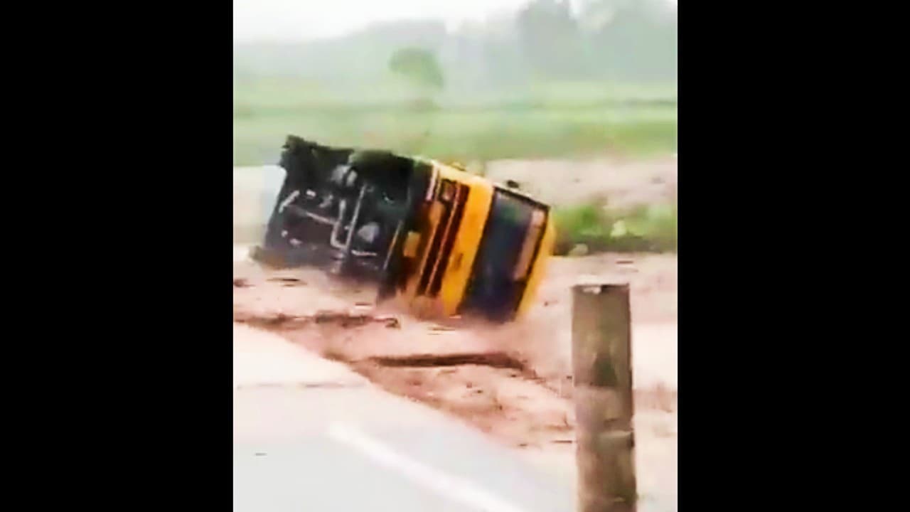 IMD Alert: उत्तराखंड के 7 जिलों में भारी बारिश का रेड अलर्ट, पानी की तेज धार में बह गयी स्कूल बस