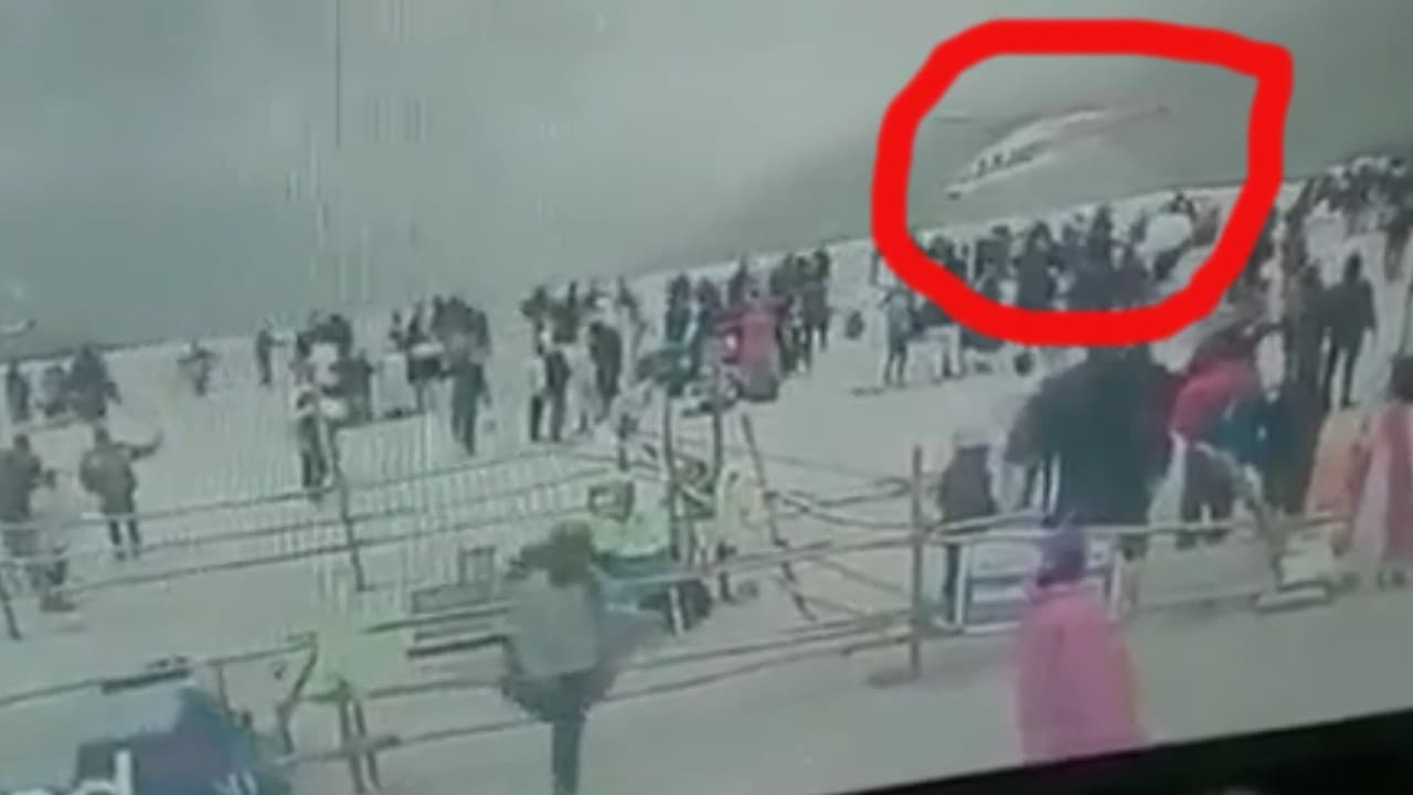 Uttarakhand News: केदारनाथ में हेलीकॉप्टर की खतरनाक लैंडिंग, जान बचाने के लिए भागे पर्यटक