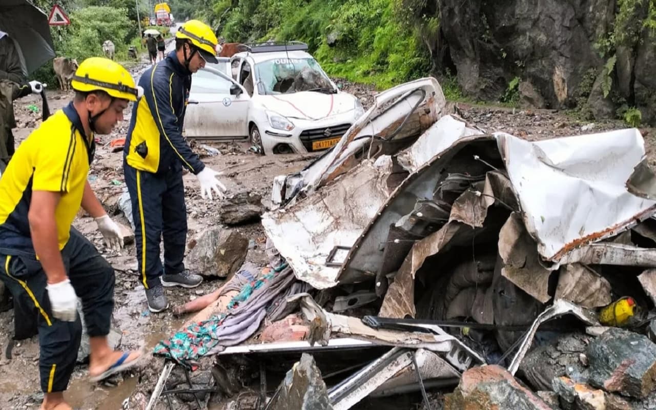उत्तराखंड में भूस्खलन की चपेट में आई तीर्थयात्रियों की गाड़ी, 4 की मौत