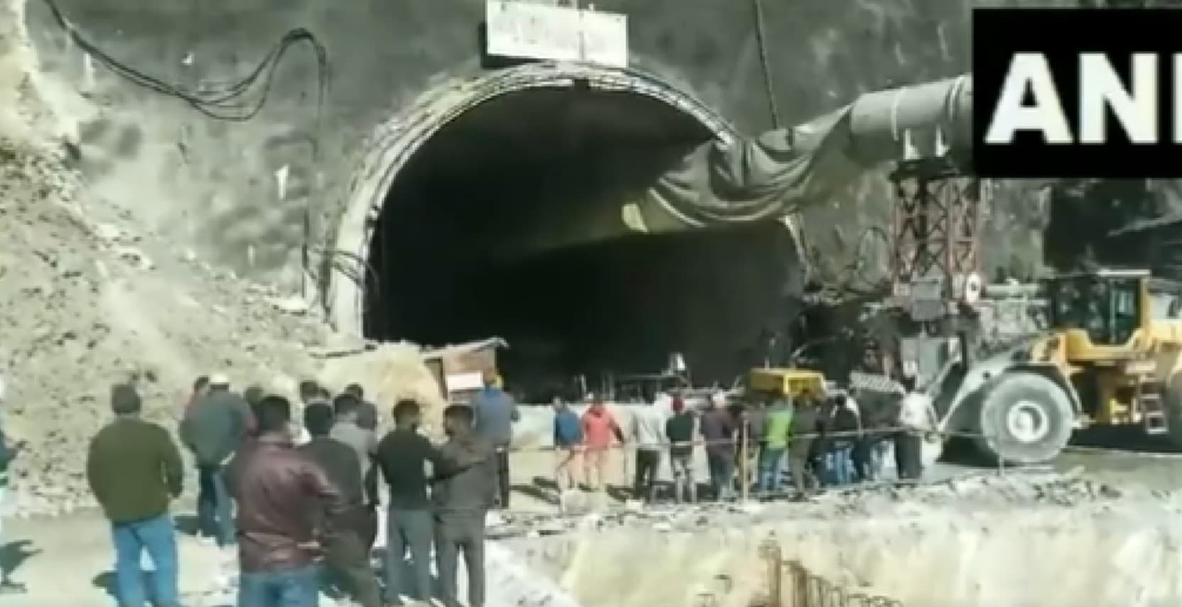 उत्तराखंड में निर्माणाधीन टनल टूटी, दर्जनों मजदूरों के फंसे होने की आशंका, देखें वीडियो